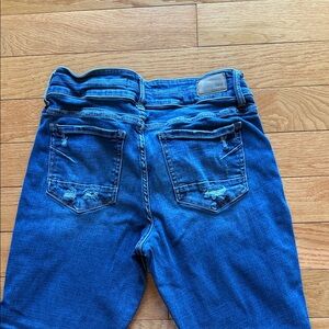 BKE Women's Mid-Blue Skinny Jeans with Back Pocket Distress